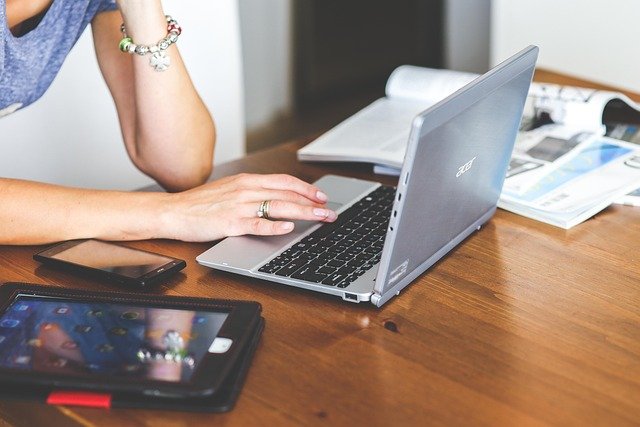 technologie, laptop, toetsenbord, computer, netbook, acer, vrouw, meisje, bedrijf, typen, werkend, werkruimte, smartphone, mobiele telefoon, tablet, apparaten, hand, gadgets, laptop, laptop, laptop, computer, computer, computer, computer, computer, typen, tablet