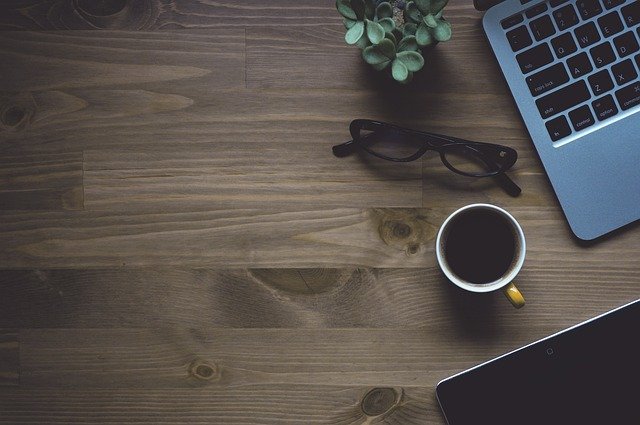 werkruimte, koffie, laptop, macbook, bril, koffiekop, plat leggen, beker, gadgets, technologie, draadloze, internetten, houten tafel, computer, werkplek, mockup, laptop, laptop, laptop, computer, computer, computer, computer, computer